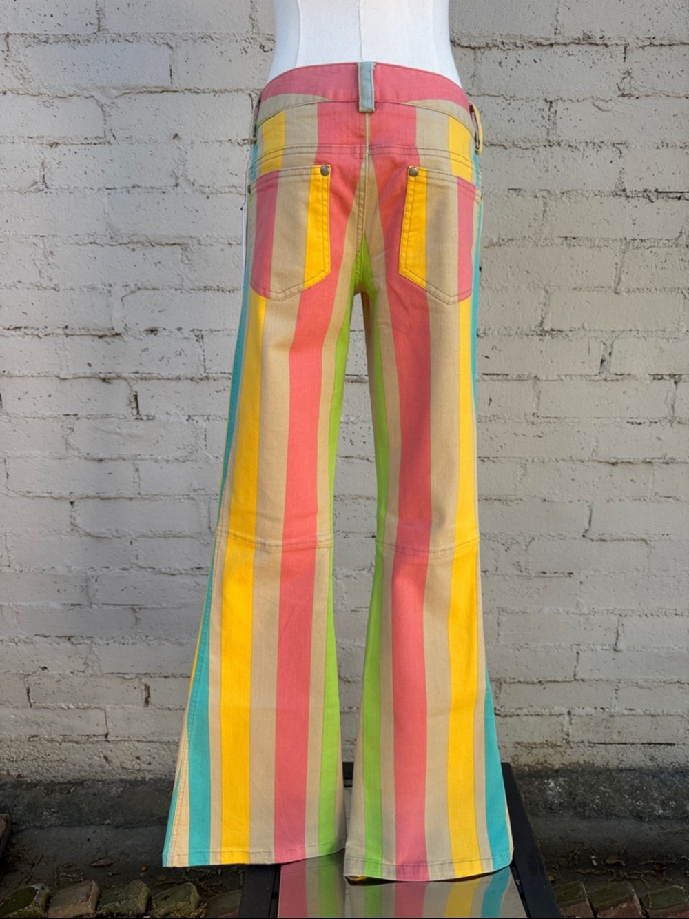 ✨RARE✨ Alice + Olivia by Stacey Bendet Flare Bell Jeans Multi Tan Stripe Size 4 - Picture 3 of 10